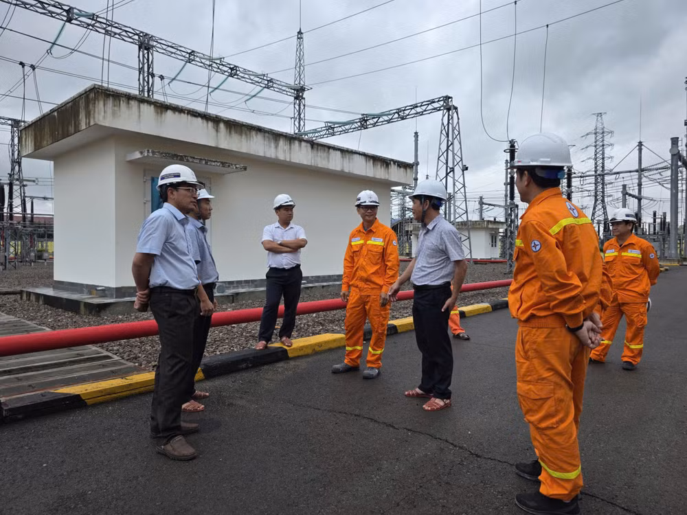 Ông Đinh Văn Cường - Phó Giám đốc PTC3 kiểm tra công tác vận hành tại Trạm biến áp 220kV Quy Nhơn