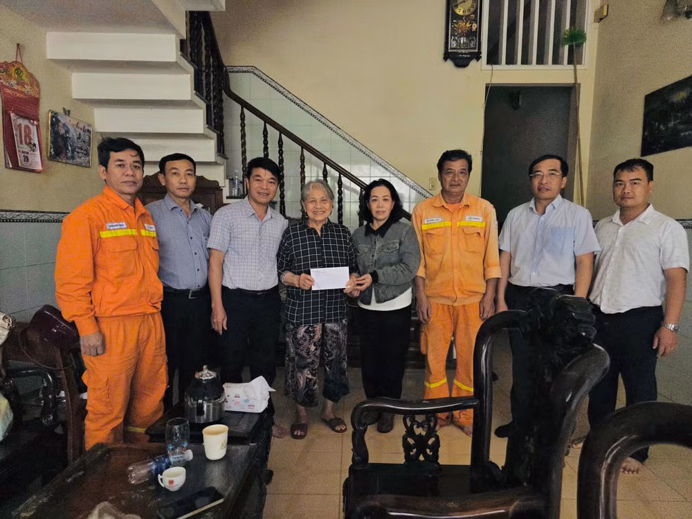 Đoàn công tác thăm gia đình anh Ngô Minh Long (CBCNV Đội TTĐ Gia Lai) có nhà bị ngập do mưa lũ