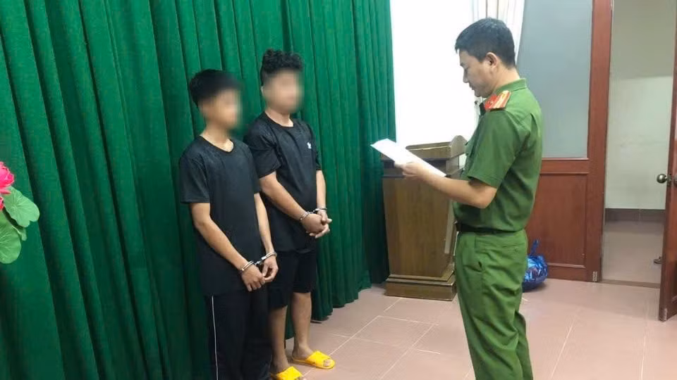 Khởi tố, bắt tạm giam 2 đối tượng chém chết người sau mâu thuẫn tại quán karaoke
