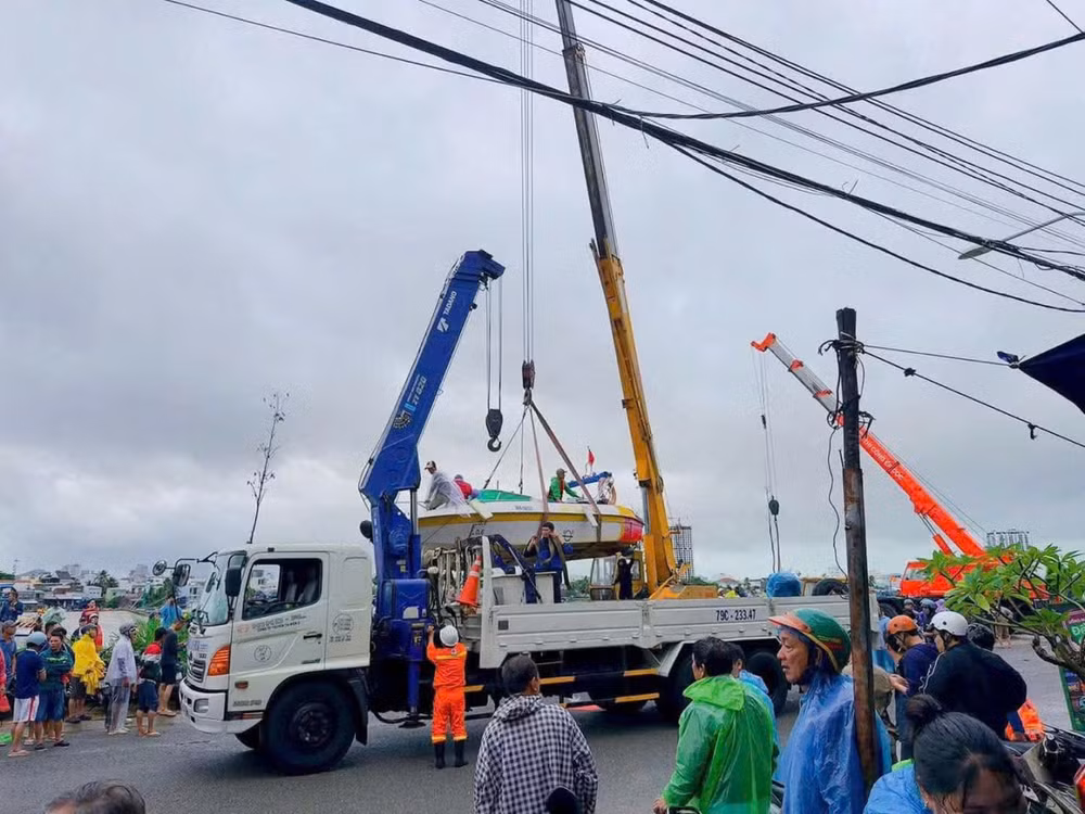 PTC3 điều động xe cẩu để đưa cano cứu hộ từ Cảng đến với khu vực bị ngập sâu