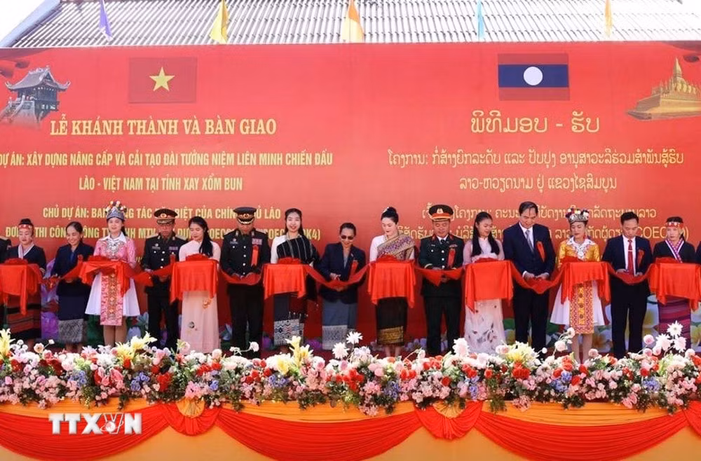 dai-tuong-niem-lien-minh-chien-dau-lao-viet-1.jpg