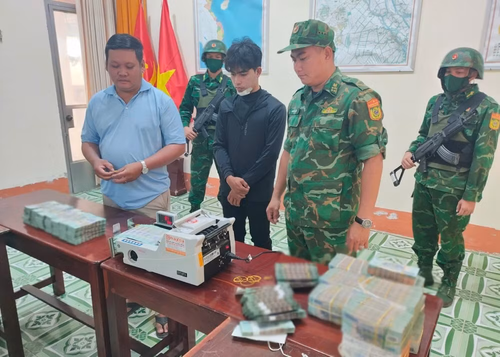 An Giang bắt quả tang vụ vận chuyển trái phép hơn 7 tỉ đồng qua biên giới