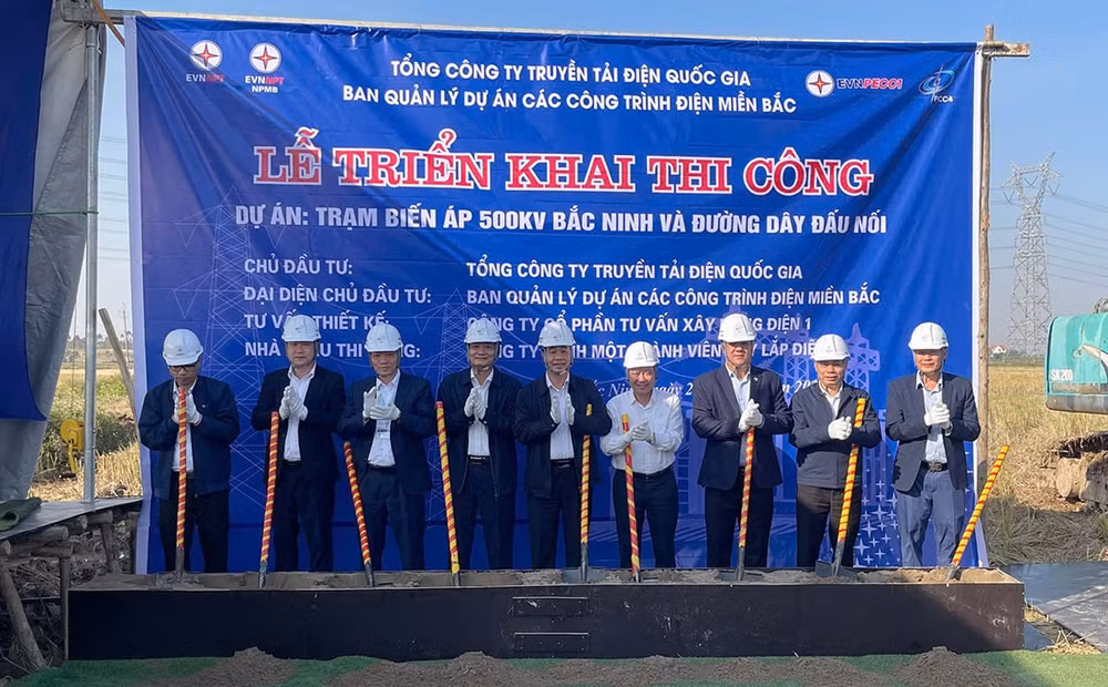 Đại diện chính quyền địa phương, EVNNPT và các đơn vị tham gia dự án thực hiện nghi thức triển khai thi công dự án