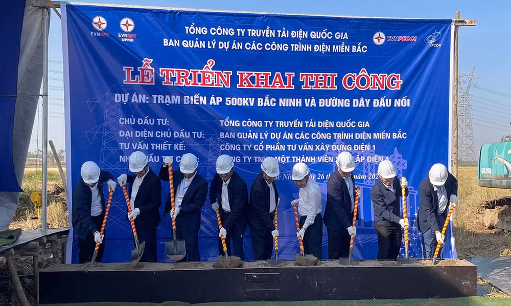 Đại diện chính quyền địa phương, EVNNPT và các đơn vị tham gia dự án thực hiện nghi thức triển khai thi công dự án