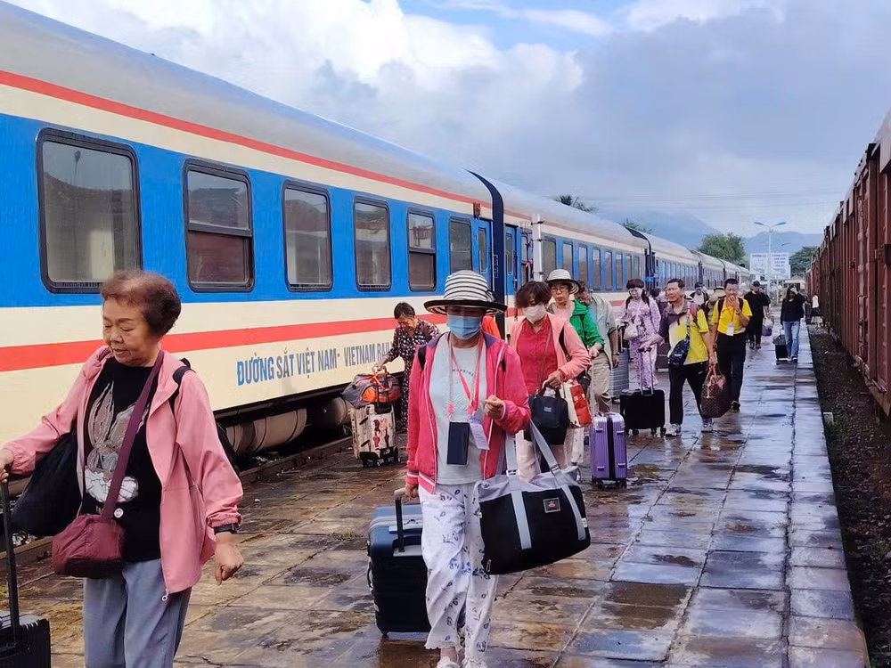 Nhiều hành khách di chuyển bằng đường sắt bị ảnh hưởng do mưa lu. Ảnh: VNR.