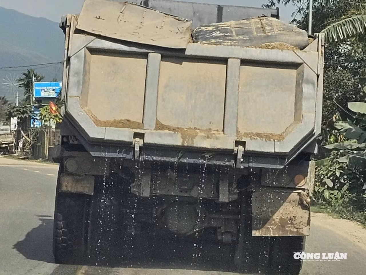 Điều đáng nói, thay vì chở cát khô được che chắn kỹ lưỡng, nhiều xe chở cát ướt nước chảy ròng ròng vẫn vô tư chạy ầm ầm.