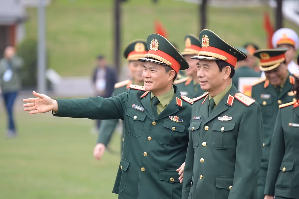 Trung tuong Tao Duc Thang, Chu tich kiem Tong Giam doc Tap doan Viettel tiep don Dai tuong Phan Van Giang tai khuon vien CLB The Cong - Viettel (3)