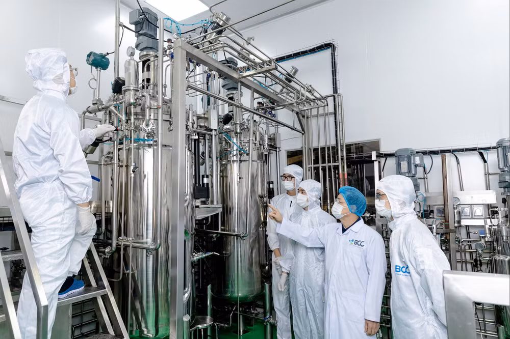 9. Tiến sĩ Nguyễn Văn Năm trong phòng sản xuất men vi sinh