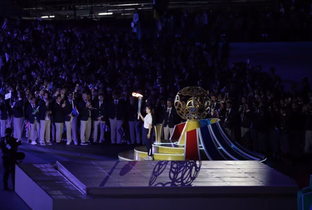 Cựu nữ võ sĩ taekwondo Panipak Wongpattanakit, người từng giành huy chương vàng Olympic Tokyo 2020 và Paris 2024, đã thắp sáng đài lửa SEA Games 33. Ảnh: 24h