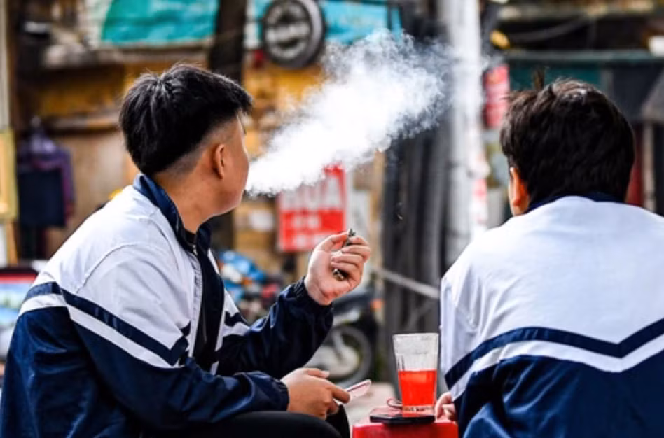 Dù được cảnh báo thuốc lá điện tử gây hại đến sức khỏe nhưng nhiều học sinh vẫn sử dụng, khó kiểm soát. Ảnh minh họa