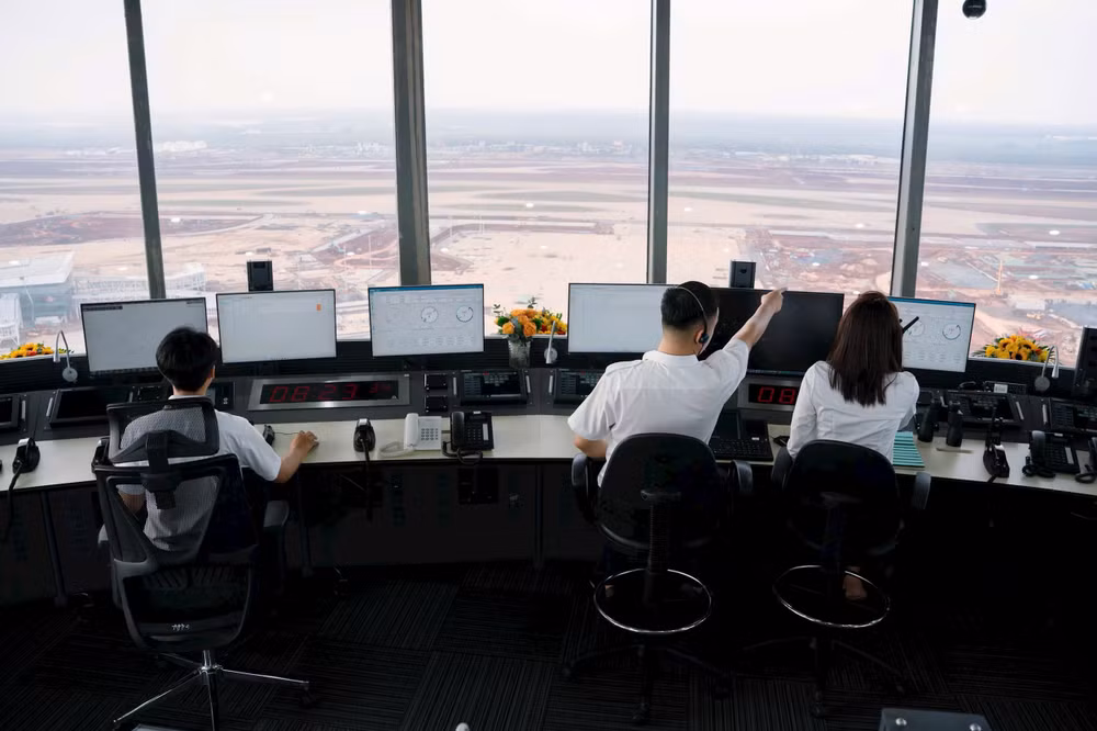 Kiểm soát viên không lưu tập trung cao độ điều hành chuyến bay. Ảnh: TL.