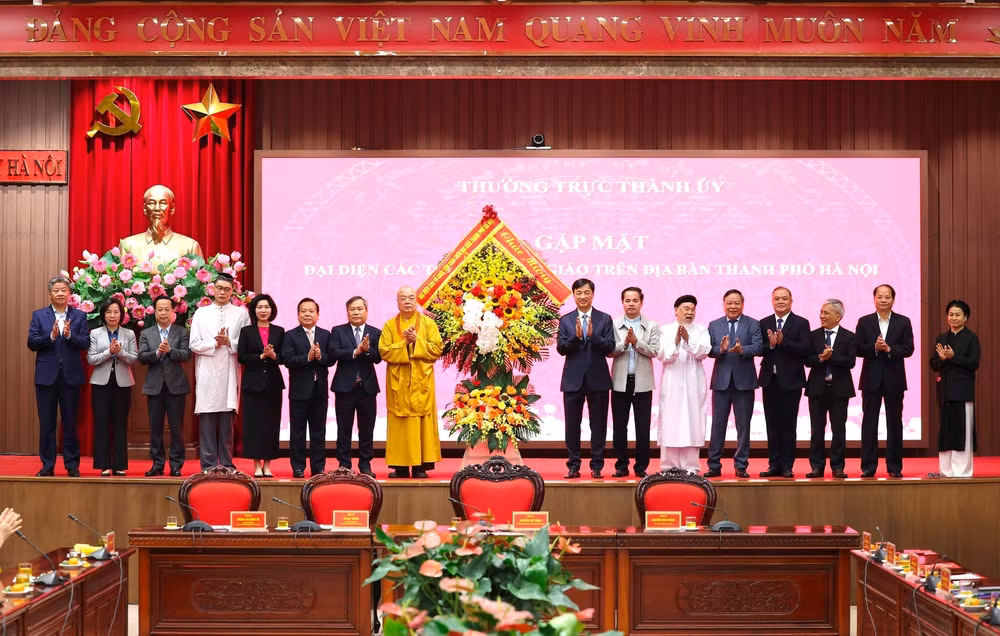 Đại diện các tổ chức tôn giáo trên địa bàn Thủ đô tặng hoa chúc mừng Thành ủy Hà Nội.