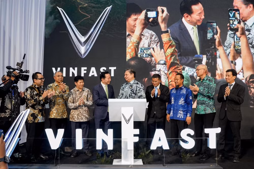 Ông Airlangga Hartarto - Bộ trưởng Điều phối Kinh tế Indonesia (thứ 5 từ bên phải), ông Phạm Sanh Châu - CEO VinFast châu Á và ô ng H. Erwan Setiawan - Phó Thống đốc tỉnh Tây Java (thứ 4 từ bên phải), cùng các đại diện chính phủ Indonesia, đại diện VinFast tại sự kiện khánh thành - Ảnh: VF
