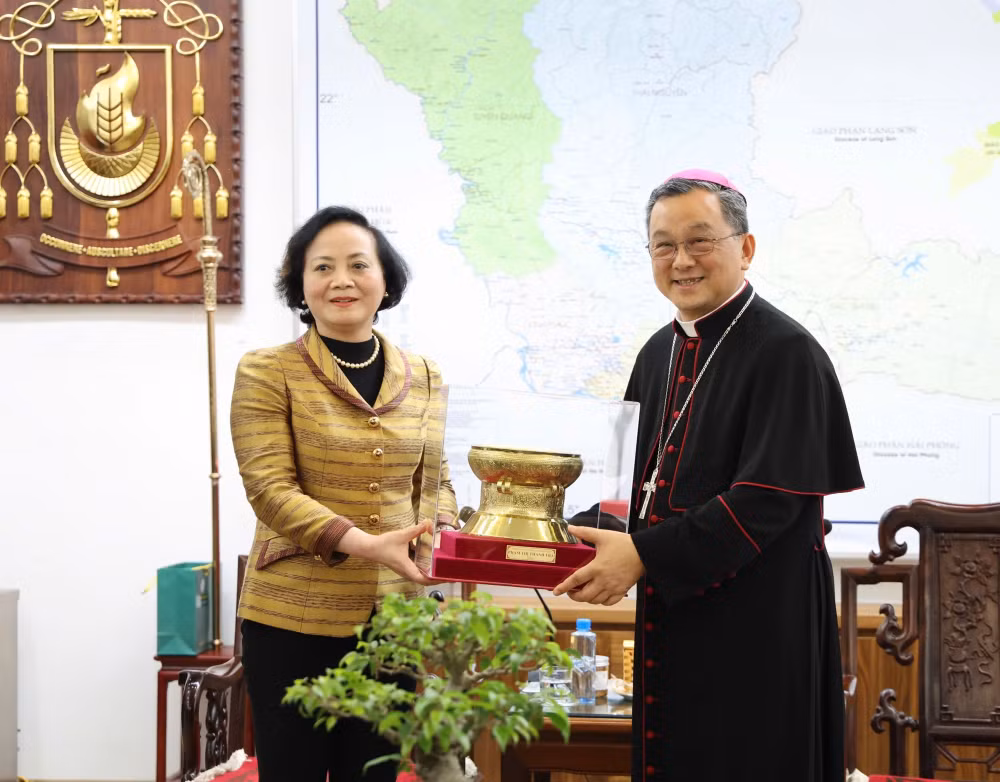 Phó Thủ tướng Phạm Thị Thanh Trà thăm, chúc mừng Giáng sinh Tòa Giám mục Bắc Ninh- Ảnh 3.