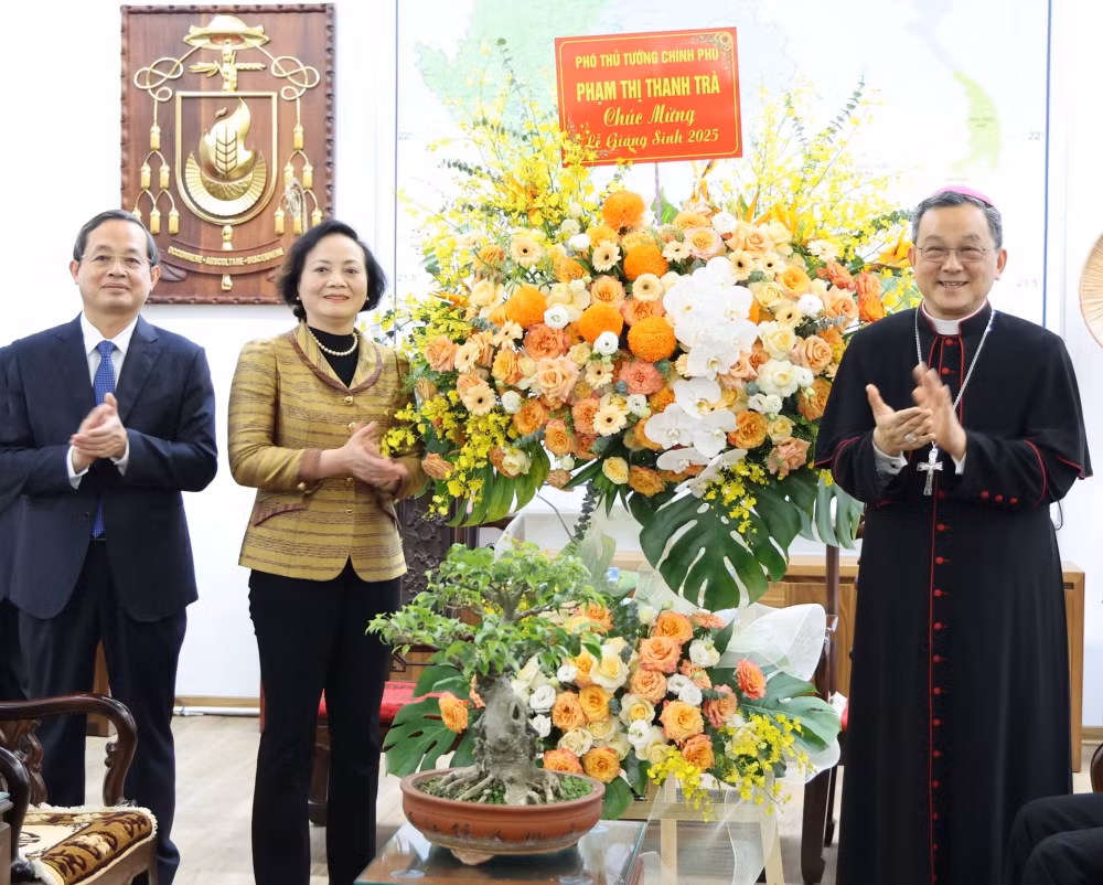 Phó Thủ tướng Phạm Thị Thanh Trà thăm, chúc mừng Giáng sinh Tòa Giám mục Bắc Ninh- Ảnh 2.