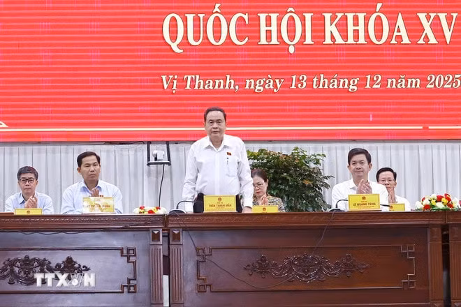 ttxvn-chu-tich-quoc-hoi-tiep-xuc-cu-tri-can-tho-2.jpg