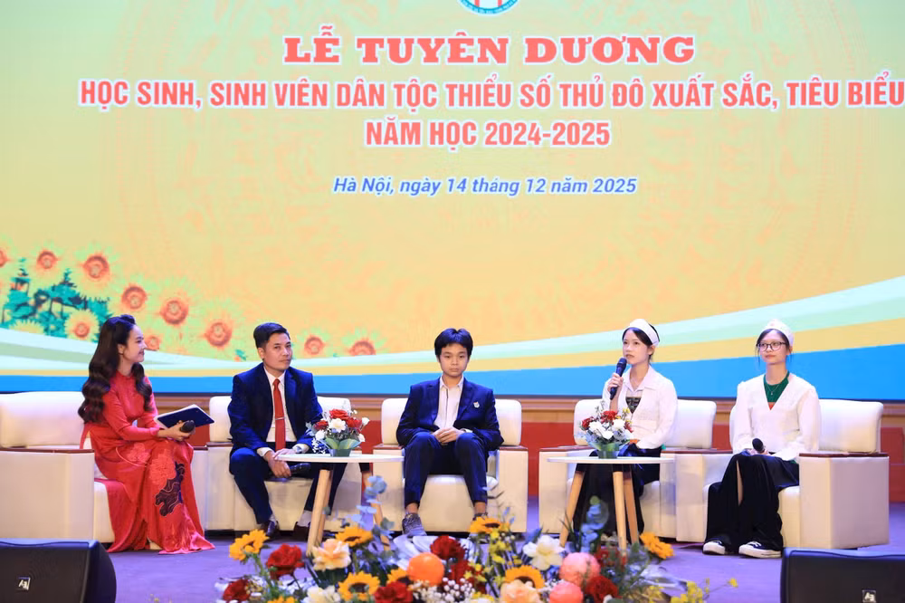 Thầy giáo, các em học sinh giao lưu tại buổi lễ.