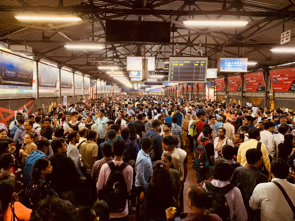 Những người mặc áo sơ mi đang đứng trong phòng.