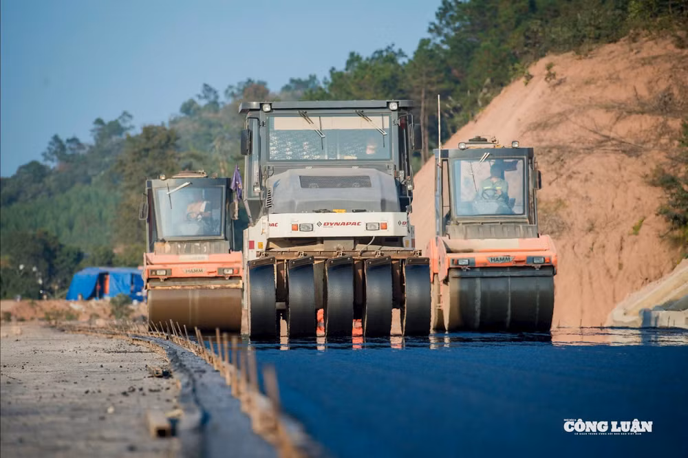 Còn tại phân đoạn Km22+100 - Km22+400 (phường Đông Kinh), công tác trải thảm bê tông nhựa cũng đang được lực lượng thi công tăng tốc. Riêng dây chuyền thảm nhựa tại phân đoạn này hiện huy động 15 thiết bị và 30 nhân công, làm việc từ 7 - 20h mỗi ngày.