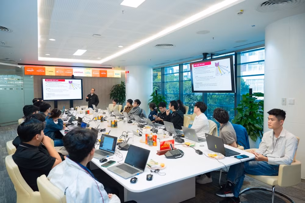 Top 6 đội thi tập trung tại Trụ sở tập đoàn Viettel để chuẩn bị cho ngày Hackathon Large