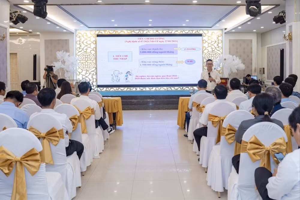 Các đại biểu, cán bộ các xã, phường TP Huế tham dự tập huấn quy trình, công cụ và phương pháp rà soát hộ nghèo, hộ cận nghèo theo chuẩn nghèo đa chiều giai đoạn 2022 - 2025. (Ảnh: T.T.H)