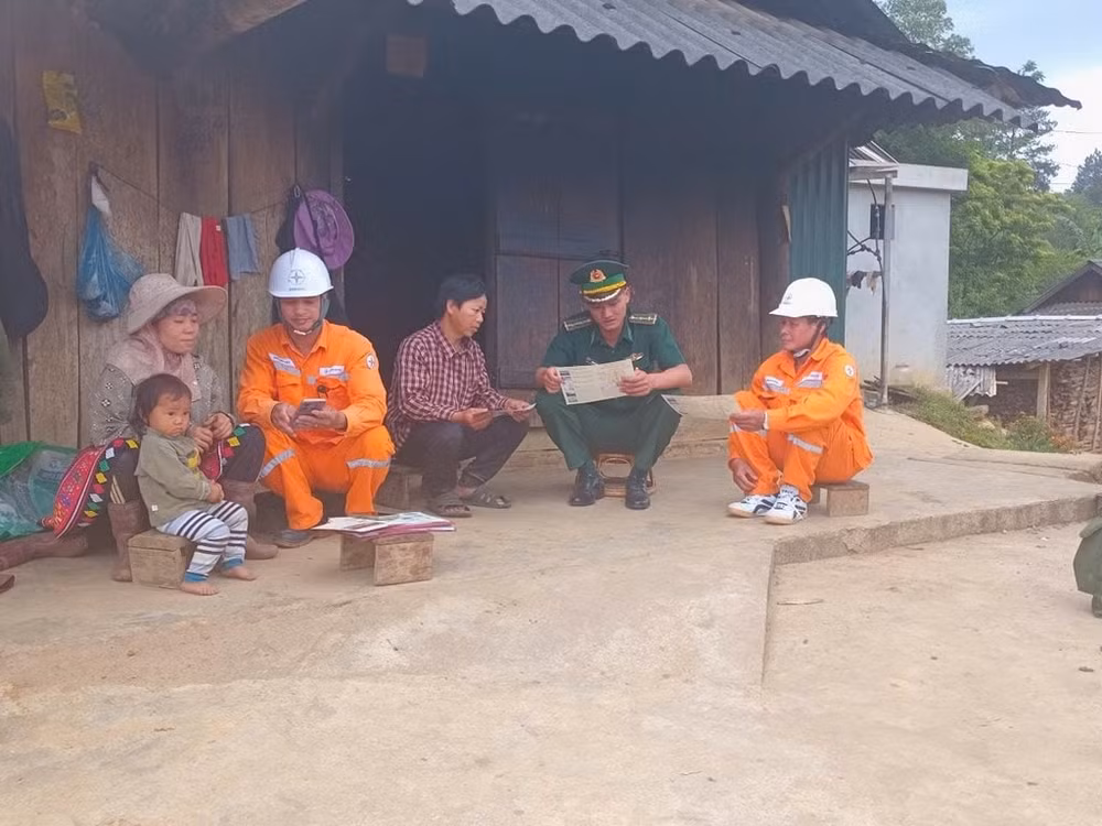 Công ty Điện lực Sơn La lắp đặt, sửa chữa và tuyên truyền hướng dẫn sử dụng điện cho khách hàng1