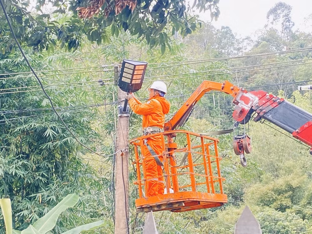 Công ty Điện lực Điện Biên triển khai các công trình thắp sáng đường quê