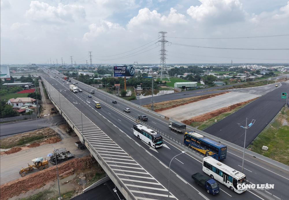 Hạ tầng đường bộ cao tốc ngày càng được mở rộng và hoàn thiện, đáp ứng yêu cầu phát triển. dji_20251209115441_0599_d.jpg
