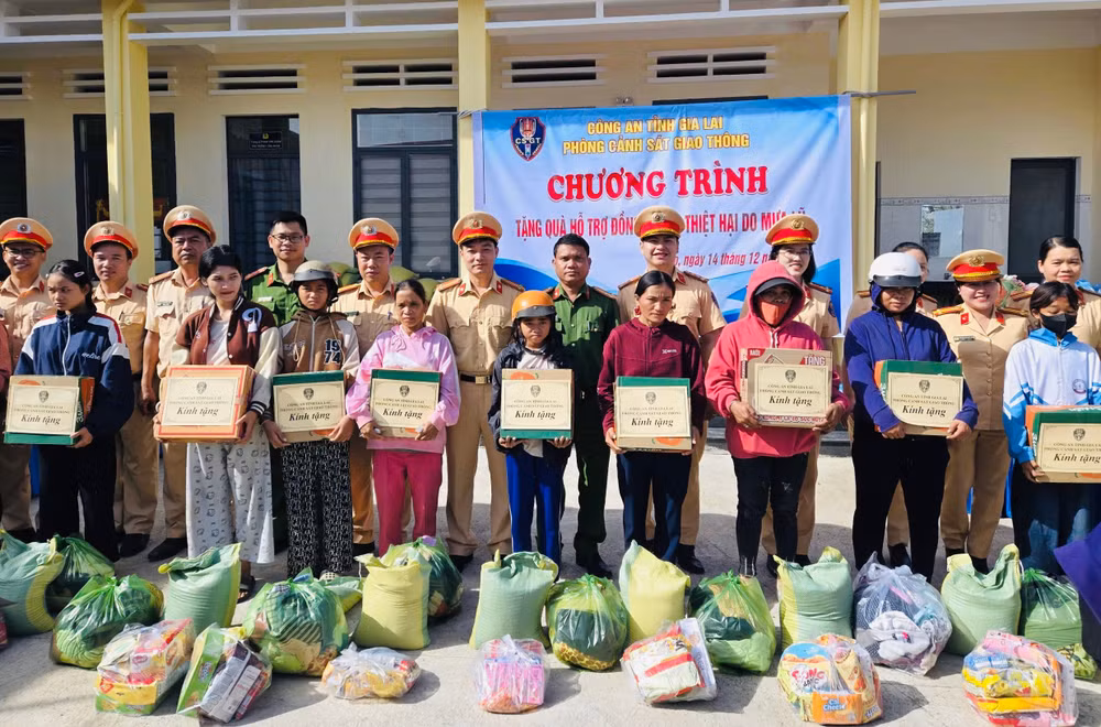 Hàng trăm suất quà được trao đến tận tay người dân nhằm ổn định cuộc sống sau mưa lũ