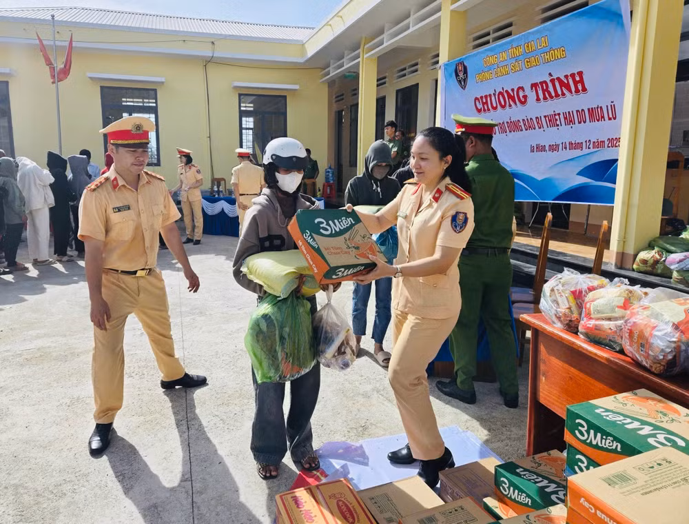 Ngoài trao quà, Phòng CSGT còn kết hợp tuyên truyền phổ biến giáo dục pháp luật ATGT và hỗ trợ làm sạch dữ liệu đăng ký xe