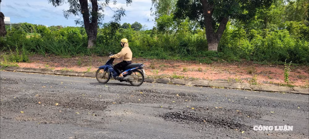 Chính quyền địa phương kiên qu không nhận bàn giao 2 tuyến đường vì vừa hoàn thành việc sửa chữa lại hư hỏng, xuống cấp nghiêm trọng