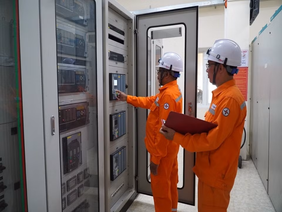 Tổ Thao tác lưu động kiểm tra thông số kỹ thuật tại TBA 110 kV Cái Lân (TBA kỹ thuật số, không người trực)