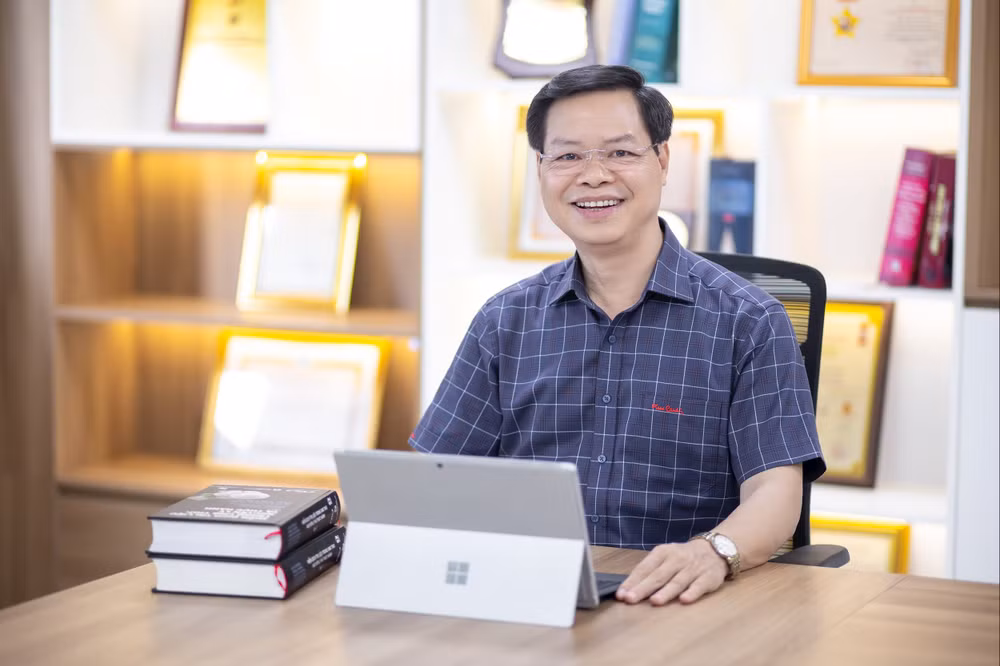 1. Tiến sĩ Nguyễn Văn Năm - Tổng giám đốc Công ty Cổ phần Công nghệ Hóa sinh Việt Nam