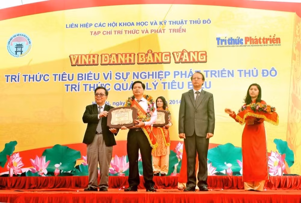 4. Tiến sĩ Nguyễn Văn Năm nhận “Bảng vàng Trí thức tiêu biểu vì sự nghiệp phát triển Thủ đô”