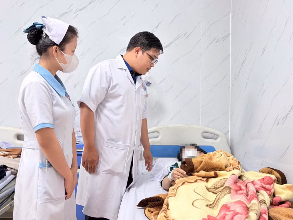 Một trong số các bệnh nhân được đưa vào bệnh viện cấp cứu nghi bị ngộ độc sau khi ăn bánh mì H.V. Ảnh: Sơn Tùn
