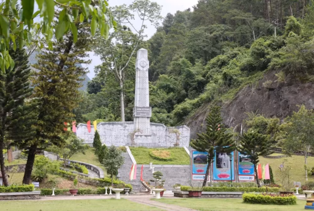 Cột mốc số Km0 của tuyến đường Hồ Chí Minh đặt tại Khu di tích quốc gia đặc biệt Pác Bó. Ảnh: Quang Phúc 