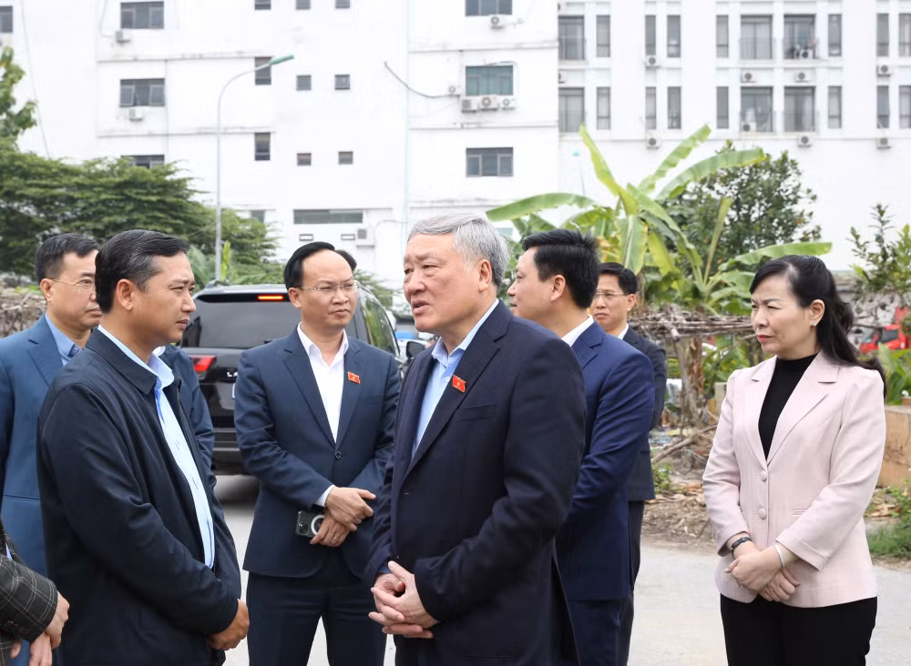 Phó Thủ tướng Thường trực Nguyễn Hòa Bình xem xét, trao đổi, trả lời từng ý kiến, kiến nghị của cử tri- Ảnh 6.