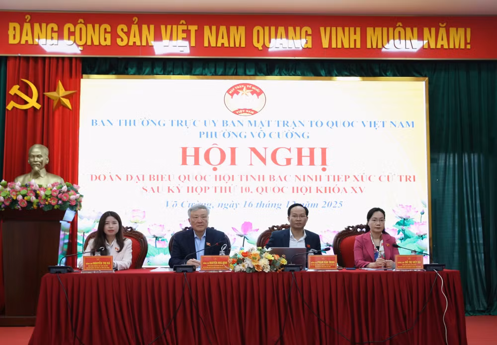 Phó Thủ tướng Thường trực Nguyễn Hòa Bình xem xét, trao đổi, trả lời từng ý kiến, kiến nghị của cử tri- Ảnh 2.
