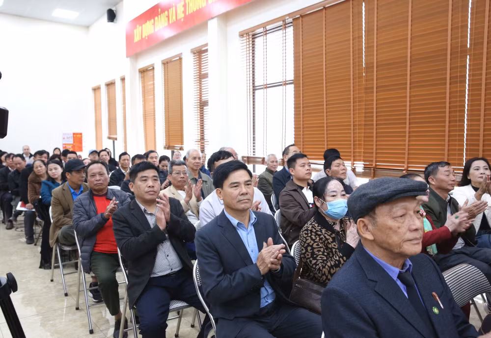 Phó Thủ tướng Thường trực Nguyễn Hòa Bình xem xét, trao đổi, trả lời từng ý kiến, kiến nghị của cử tri- Ảnh 5.