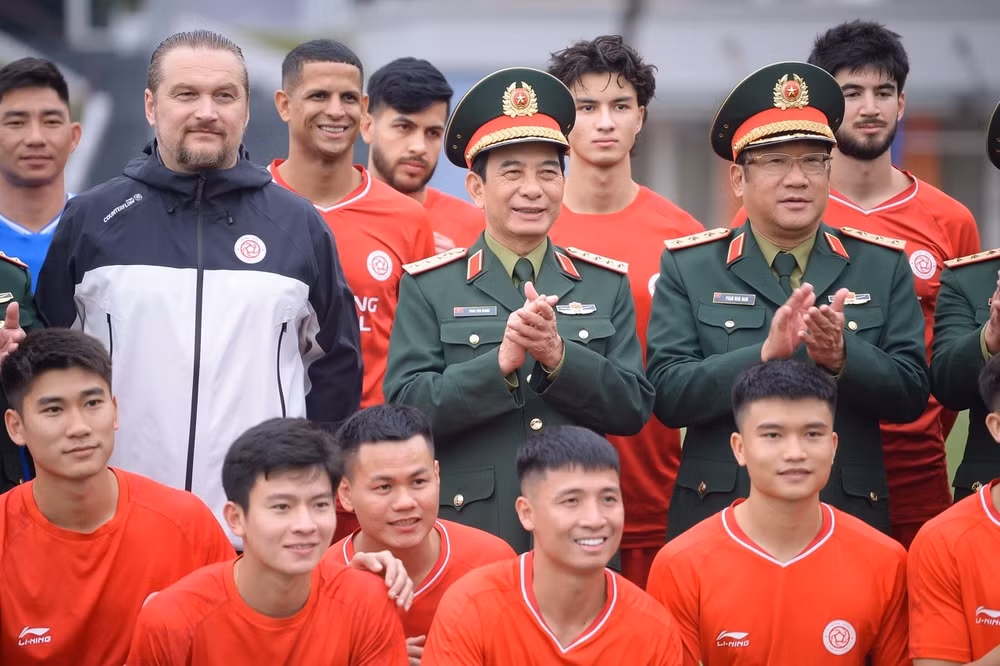 Dai tuong Phan Van Giang va Thuong tuong Pham Hoai Nam gap mat, dong vien CLB The Cong - Viettel