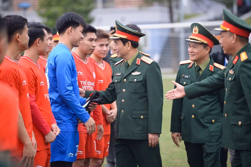 Dai tuong Phan Van Giang gap mat, dong vien CLB The Cong - Viettel (3)
