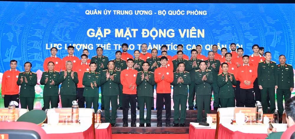Dai tuong Phan Van Giang gap mat, dong vien CLB The Cong - Viettel