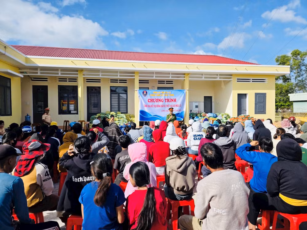 Phòng CSGT Công an tỉnh Gia Lai tổ chức tặng quà cho người dân bị thiệt hại do mưa lũ vào tháng 11 vừa qua tại xã Ia Hiao