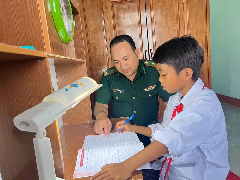 thầy giáo quân hàm xanh 4
