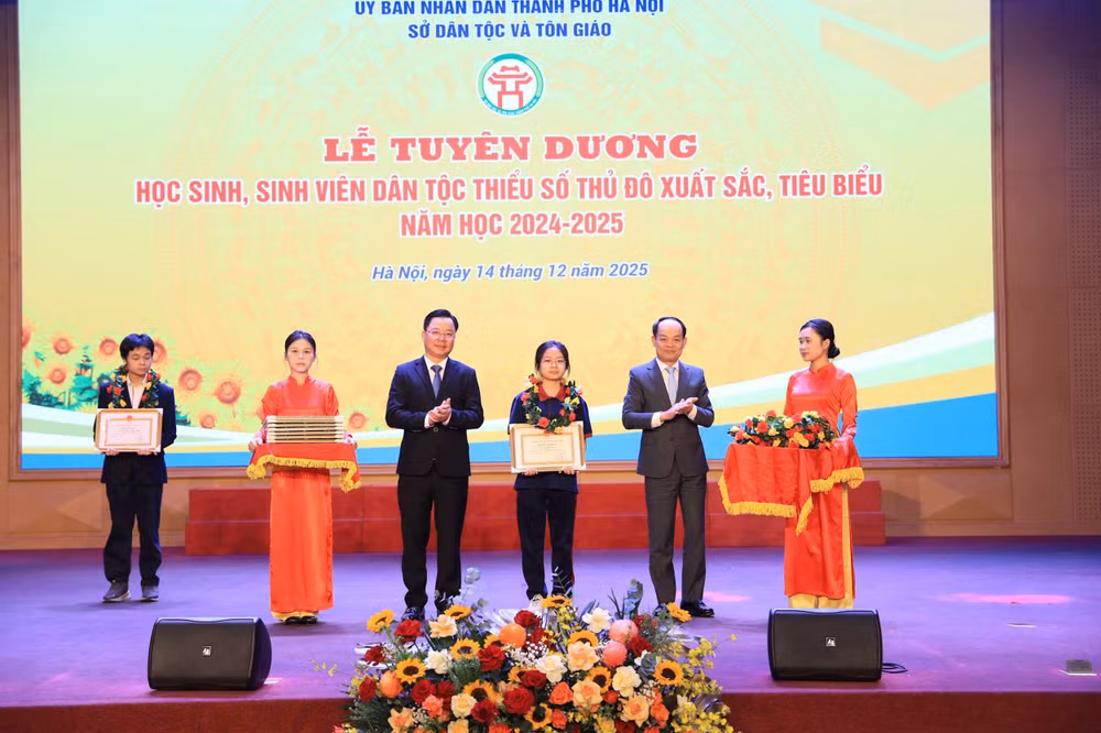 Phó Trưởng ban Tuyên giáo và Dân vận Thành ủy Hà Nội Đinh Văn Khóa và Giám đốc Sở Dân tộc và Tôn giáo thành phố Hà Nội Nguyễn Sỹ trao bằng khen, giấy khen cho các em học sinh, sinh viên dân tộc thiểu số Thủ đô xuất sắc tiêu biểu. Ảnh: Thế Khanh