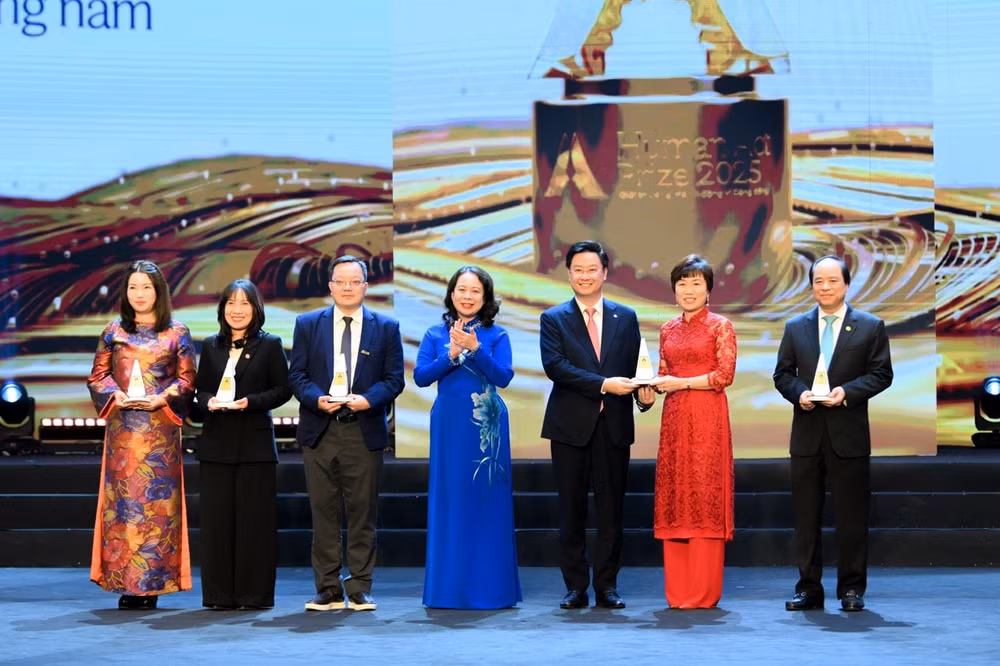 Thượng tá Bùi Ngọc Điệp, Phó Ban Thương hiệu & Truyền thông Tập đoàn Viettel (thứ hai từ trái sang) nhận giải thưởng tại sự kiện Large.