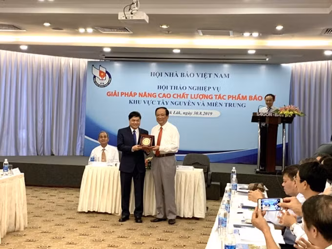 TS Mai Đức Lộc – Phó Chủ tịch Hội Nhà báo Việt Nam trao quà lưu niệm cho lãnh đạo tỉnh Đắk Lắk. Ảnh: THL