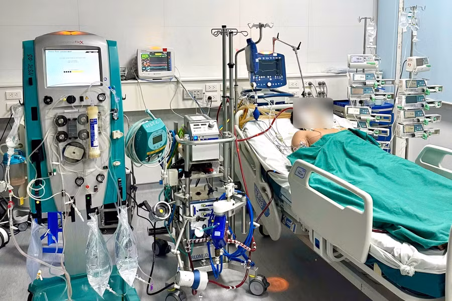 Sốt xuất huyết quật ngã nam thanh niên 23 tuổi, phải dùng ECMO giành giật sự sống
