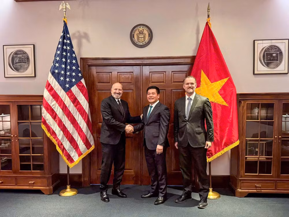 Bộ trưởng Bộ Thương mại Hoa Kỳ Howard Lutnick, Bộ trưởng Nguyễn Hồng Diên và Đại sứ Jamieson Greer, Trưởng Đại diện Thương mại Hoa Kỳ. (Ảnh: CT)