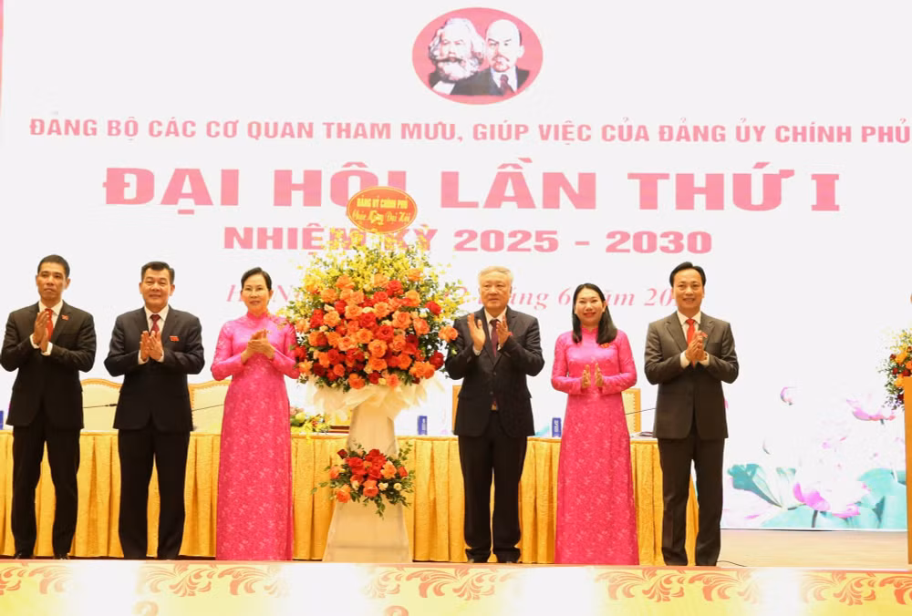 pttg-tang-lang-hoa-tuoi-tham-cua-dang-uy-cp-chuc-mung-dai-hoi-1749698148067849101859.jpg